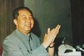 1978年，华国锋不顾严寒视察唐山重建图片