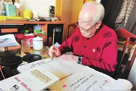 手抄经典 剪报成集 记录疫情 太原86岁老人的充实生活图片