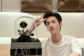 “罗云熙字体”火了，比奶酪体还大气，阅卷老师看完直呼：喜欢图片