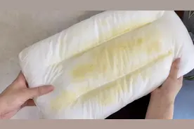 枕头用久发黄直接扔掉？错！老保姆教你正确做法，洗完又香又软图片