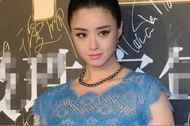 当胖女星穿紧身裙，太过丰满，肥肉都被勒出来了图片