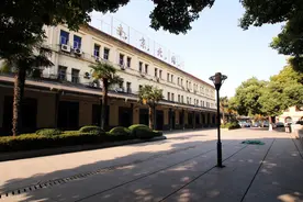 江泽民为什么到广西点名要见她？从朱自清的《背影》说起图片