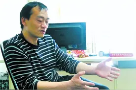 韩国老板让工人下跪，200多人选择跪下，河南小伙因为拒绝被开除图片