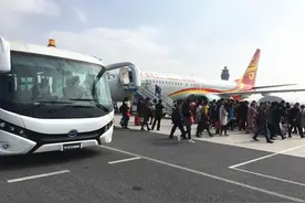 机场摆渡车有啥“黑科技”？空闲廊桥不用，为什么非要用摆渡车？图片