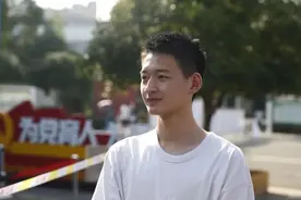 2008年汶川大地震“敬礼娃娃”郎铮被北京大学国际关系学院录取图片