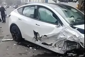 特斯拉果然神奇，自动加速连撞11车，没起火仅车头受损，司机轻伤图片