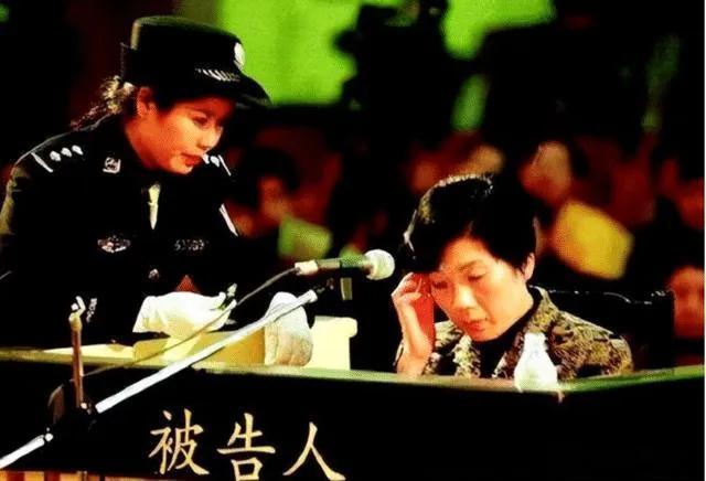 女贪官的上位之路：迷倒40多位领导，放言只玩有档次的男人