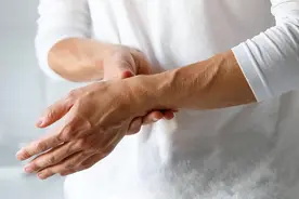 经常“手麻”的人要注意了，可能是出现了4种问题，不要忽视图片