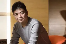刘强东和奶茶妹妹逛街被偶遇，面色苍老难掩憔悴，被吐槽像父女图片