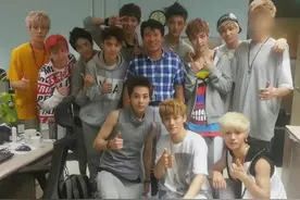 张艺兴发文宣布退出EXO，并在组合成员直播下评论“十周年快乐”图片