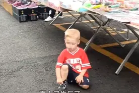 俄罗斯小孩中国逛街，为买玩具坐地上耍赖，网友：妈妈为啥不给买图片