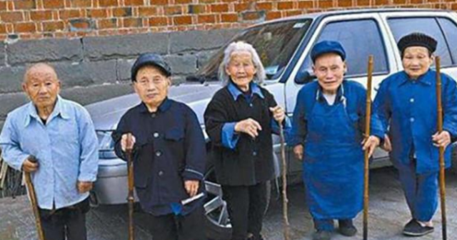 与世隔绝“矮人村”：三四岁停止生长身高仅半米多，10里地走一天