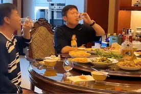 奢华！历小峰宴请王小宝和关小平，喝高档洋酒，家里摆满名贵瓷器图片