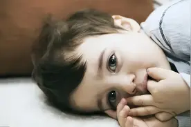 从小“咬指甲”的孩子，长大后怎么样了？一般逃不掉3种结局图片