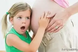 胎宝在妈妈肚子里“一拱一拱”是干啥呢？得知真相后，简直太暖了图片