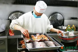 “兵心菜谱”知兵心，炊事员的“新战法”调起官兵“胃动力”图片