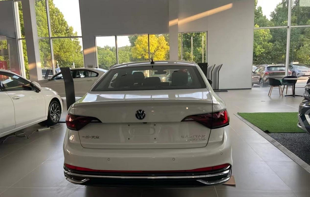 中庸依旧是亮点，新款速腾探店，5个优点3个缺点，花15万你买它？