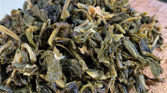 冬季，吃萝卜不如吃芥菜，营养极高，正当季，晒干炖肉吃特香