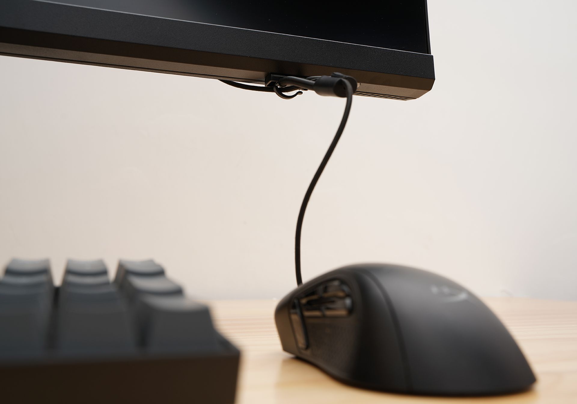 电脑显示器有4k的吗_微星MPG321UR-QD量子点显示器评测_MSI MPG321UR-QD 4K 144Hz电竞显示器