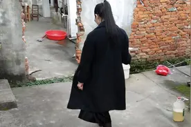 大姐离婚回娘家住，弟媳嫌弃欲赶姐出门，弟弟：房子是姐买的图片