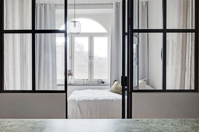 用玻璃做隔断墙,让分区更合理,且兼顾采光