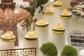 汤灿中秋这天与大老板、社会名人聚餐素颜出镜不戴翡翠苍老没气质图片