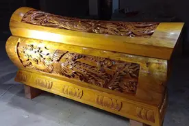2013年贵州工人挖水库发现古墓，连棺材钉子都是纯金的，墓主是谁图片