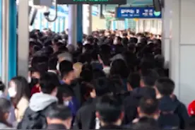 韩国地铁发生大规模人群聚集，市民：人们像疯了一样挤在一起，让人喘不过气图片