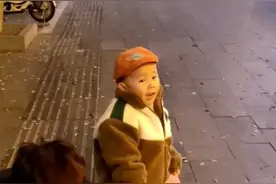 社牛宝宝有多厉害？“嘶吼式”帮妈妈卖鱼，10分钟便售罄图片