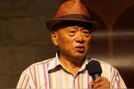 77岁凌峰罕露面精神好，独居泰国买公寓养老，与小18岁妻子已断联图片