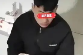 周口砸警车事件最新进展，精神小伙手持烧饼，吃饱后会深刻反省吗图片