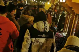 凌晨3点在迪士尼排队买玩偶：排10小时不觉得累，自己买还能打八折，团结“真爱粉”挤走黄牛图片