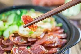 腊肠晾好了，不会吃可不行！分享4种美味做法，家人孩子都爱吃图片