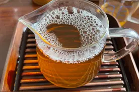 泡茶时出现的泡沫，很多人视为不洁之物，但茶圣陆羽却称其为精华图片