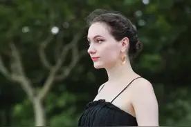 波兰美女如云，却带着棕色的头发和迷人的宝石蓝双眼图片