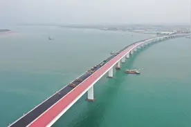 翔安大桥沥青铺面采用无人驾驶摊铺机、压路机，北斗定位精度高，本月底将完成全幅钢箱梁铺装任务图片