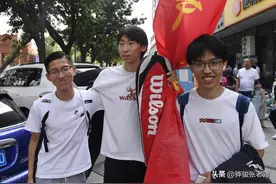 两个河南同桌，高考仅差1分，一个选西工大，一个选西电，对吗？图片