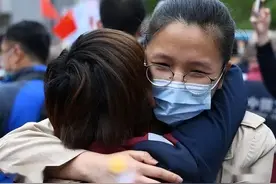 儿媳妇抱着公公的小腿撒娇要钱买电动车，公公：我把她当闺女养图片