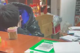河南一老师去吃饭发现老板是自己的学生，两人四目相对后尴尬低头图片