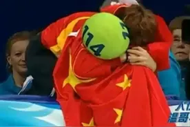 那些年王濛与周洋的故事：她们在红色与欢呼中相拥图片