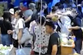 宝妈称水果店营业员单手递榴莲把女儿砸毁容：对方只付了2000元医药费，拒绝后续治疗，老板也联系不上图片