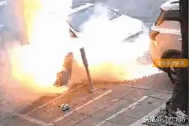 女子向冒烟的垃圾桶泼水灭火，引发剧烈爆炸，究竟哪些化学品着火不能用水扑救？图片