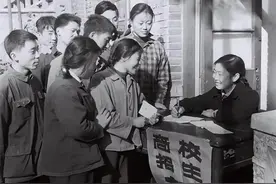 高考恢复后首位女状元，考入北大新闻系，退休前的职务令人眼红图片