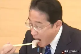 岸田文雄试吃福岛海鲜，边吃边夸，网友：好吃你就多吃点！图片