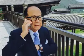 95岁李嘉诚现身灵隐寺，双腿暴瘦成麻杆，光看身形难以与富豪沾边图片