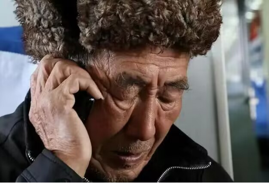 湖北一老汉自制棺材穿寿衣，喝农药孤独死去，离世前留下8个字