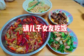 湖南大姐请儿子女友吃饭，女孩匆匆吃两口便走了，网友：换我也走图片