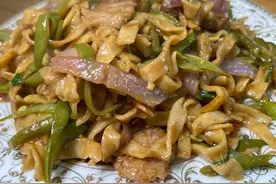 扁豆角焖面可以这么好吃，扁豆角咸香入味，五花肉肥而不腻，好吃图片