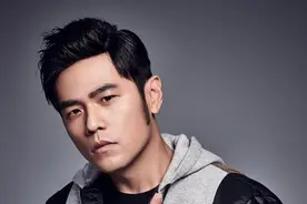 周杰伦的干爹竟是黄秋生？看一看，有"干爹撑腰"的10位男明星图片