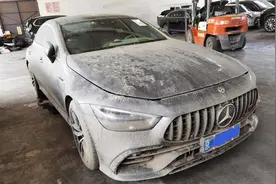 修车师傅花15万从京买辆奔驰GT50，发动机舱全是泥，他却怡然自乐图片